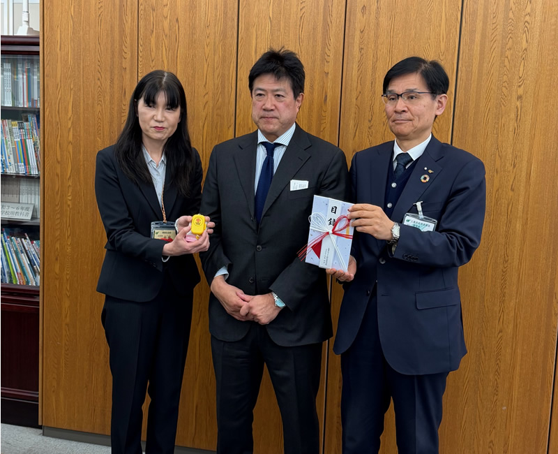 三重県教育委員会へ目録を贈呈した様子